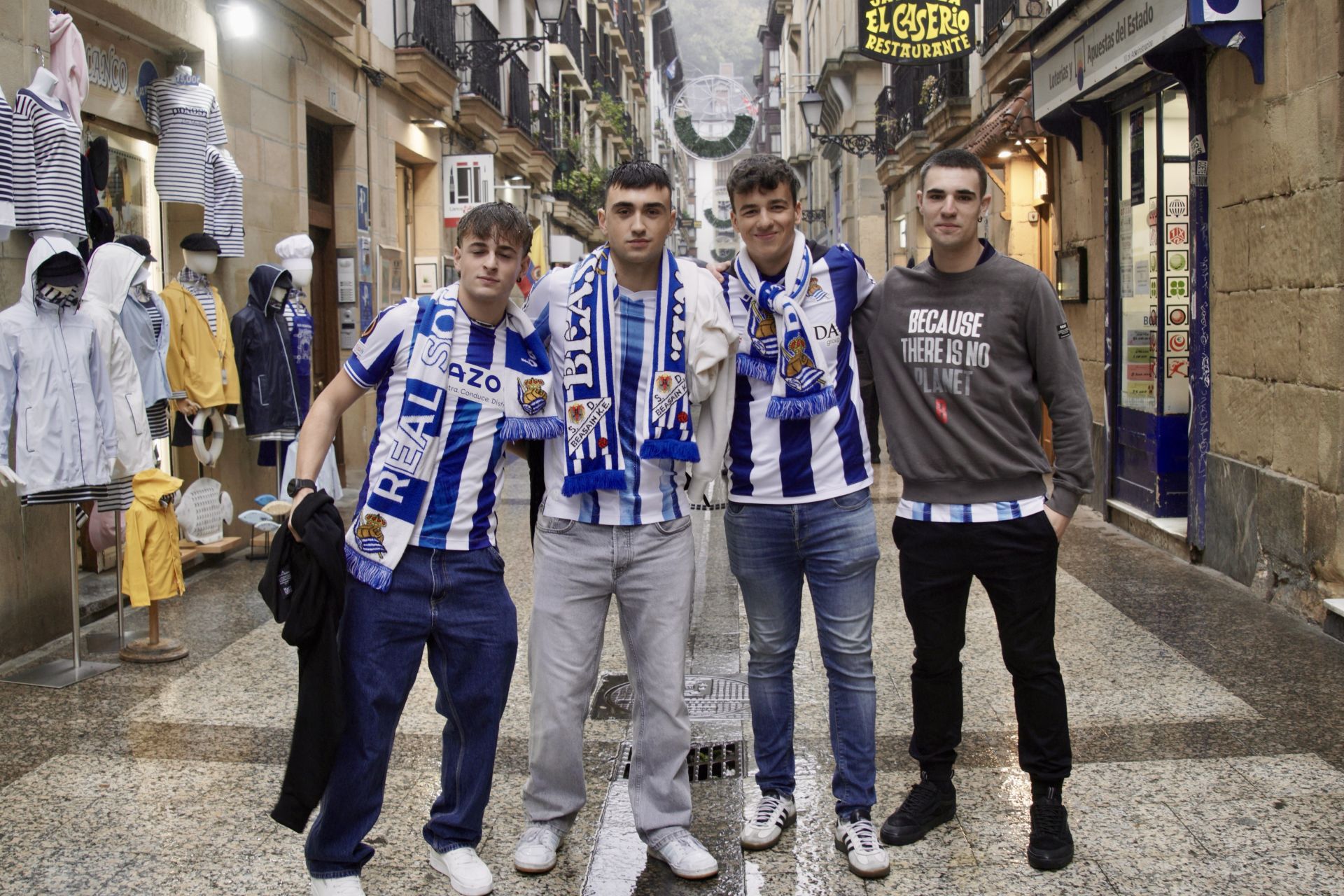 Gran ambiente previo al derbi en Donostia