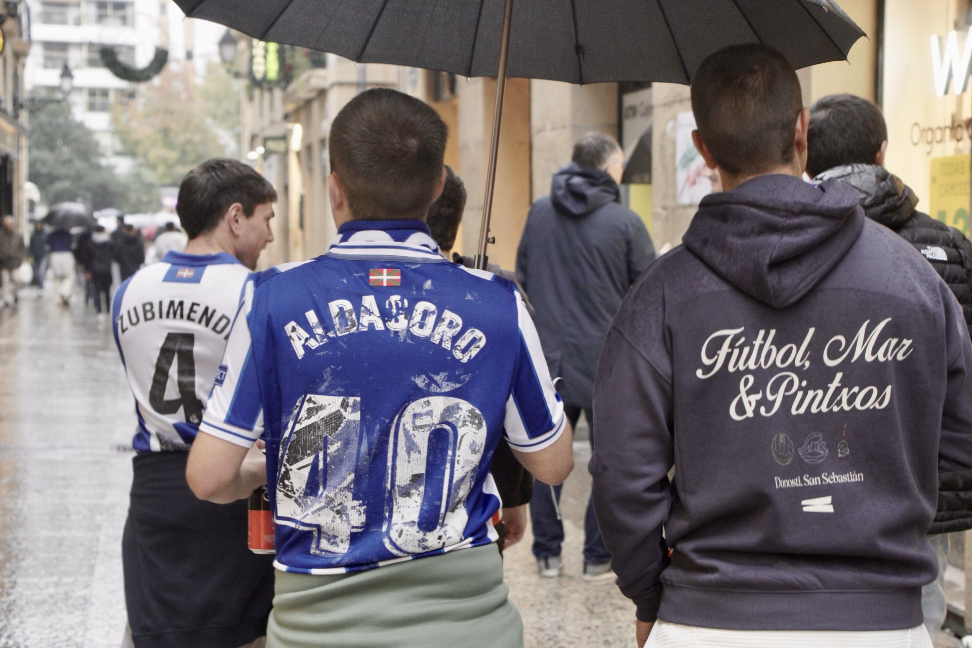 Gran ambiente previo al derbi en Donostia