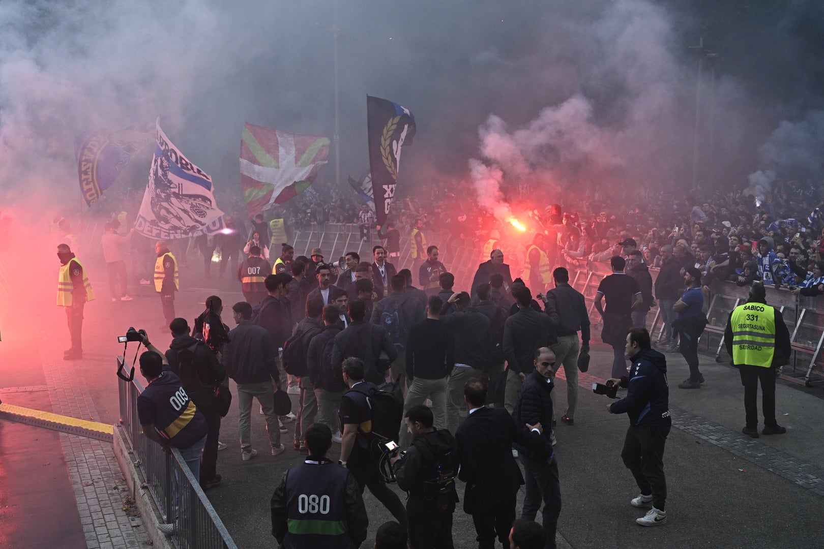 Así ha sido el recibimiento a los jugadores de la Real Sociedad antes del derbi