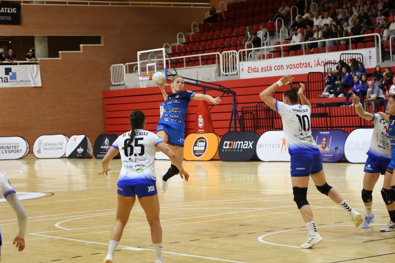 Eszter Ogonovszky lanza a portería.