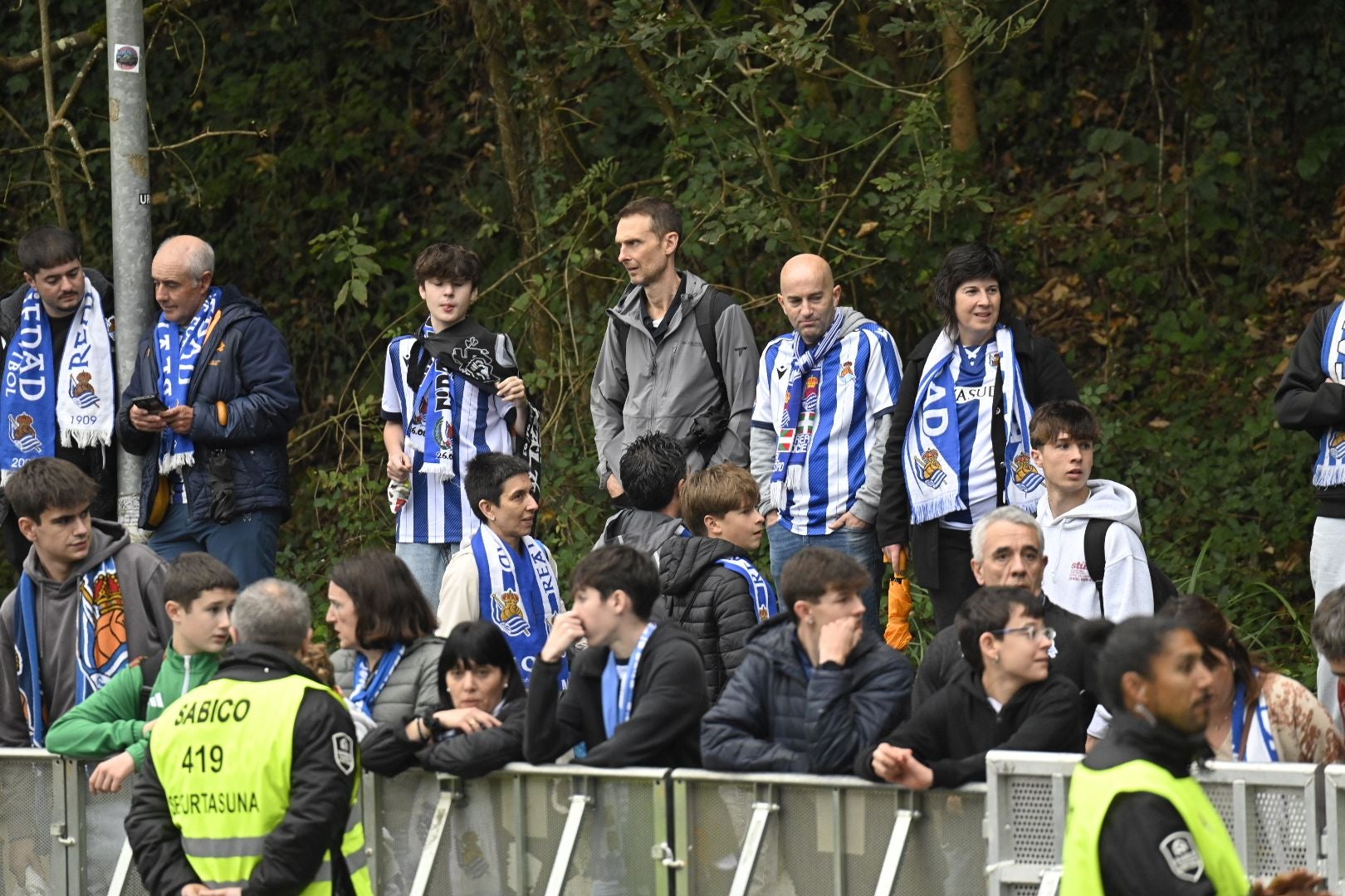 Gran ambiente previo al derbi en Donostia