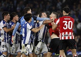 Una tangana entre Aramburu y Sancet para finalizar un gran derbi
