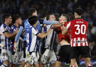Una tangana entre Aramburu y Sancet, feo final para un gran derbi