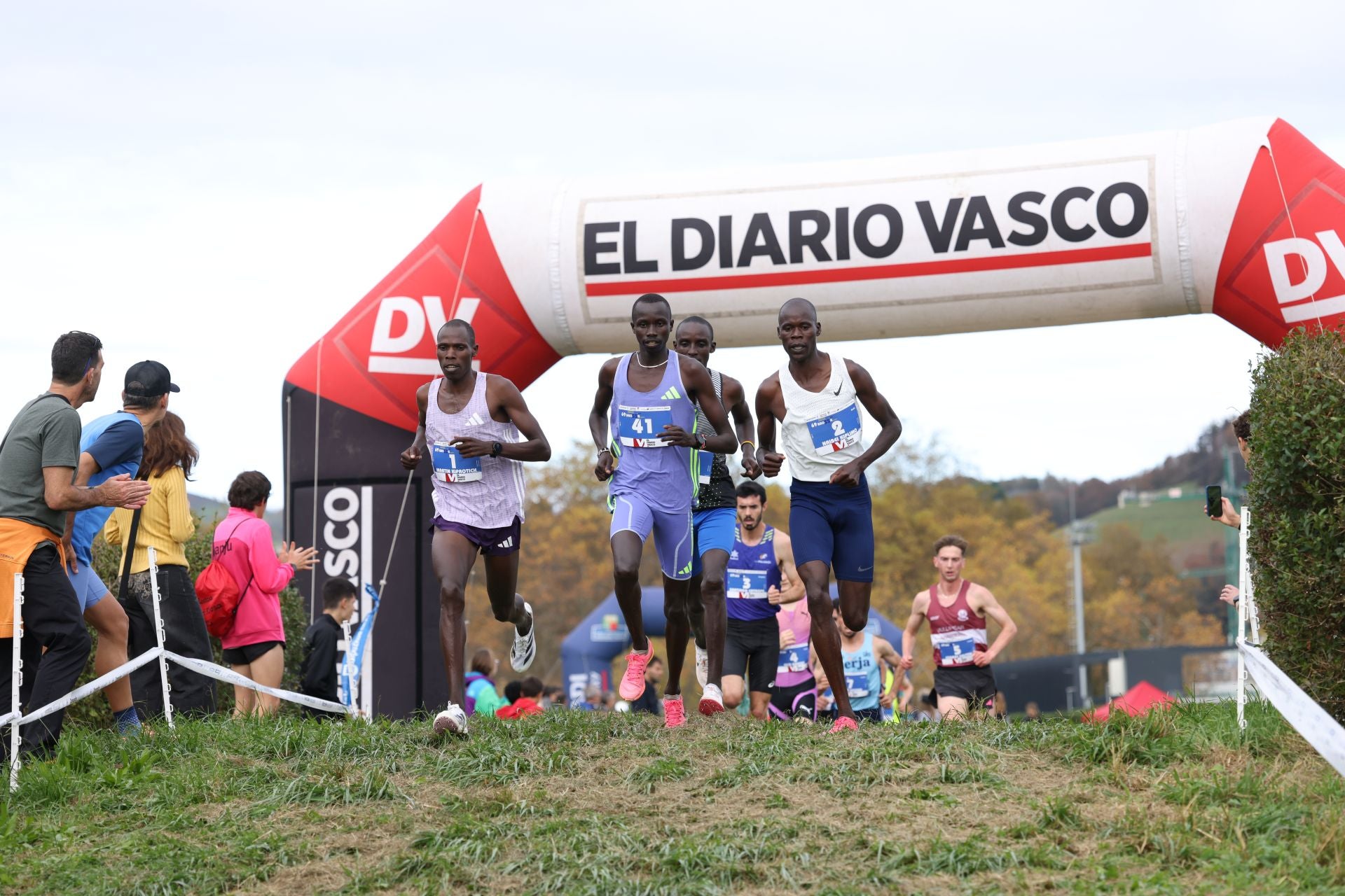 Los atletas kenianos dominan la prueba