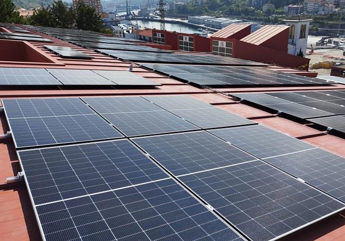 La instalación fotovoltaica habilitada en la cubierta del colegio público Karmengo Ama de Trintxerpe.