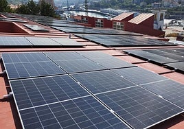 La instalación fotovoltaica habilitada en la cubierta del colegio público Karmengo Ama de Trintxerpe.