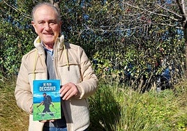 Xabier Madina muestra orgulloso su libro 'Mi paso decisivo', centrado en la marcha nórdica.