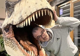 Alberto Fernández posando con una de sus reproducciones de Tiranosaurus Rex.