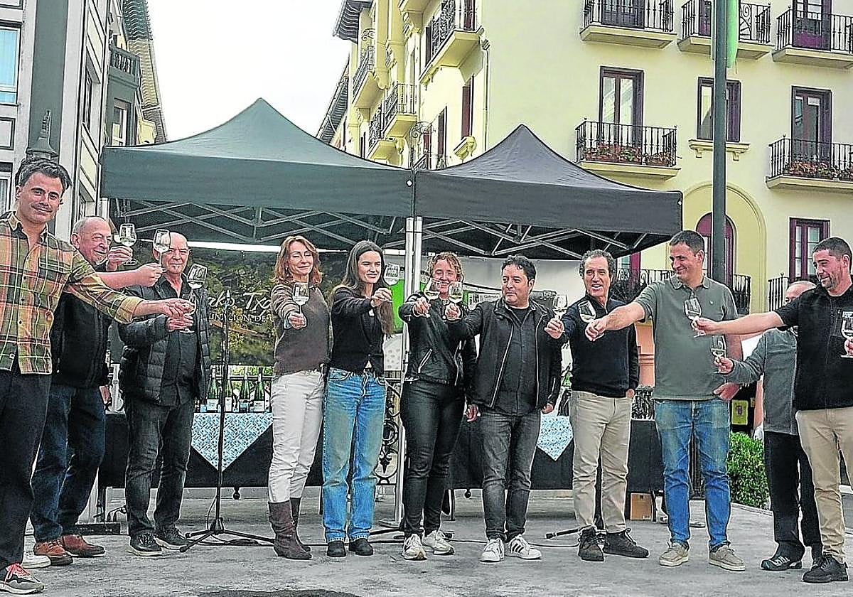 Parte hartu zuten upategietako ordezkariak topa egiten Lizaso eta Egaña bertsolariekin eta Xabier Txurruka alkatearekin.