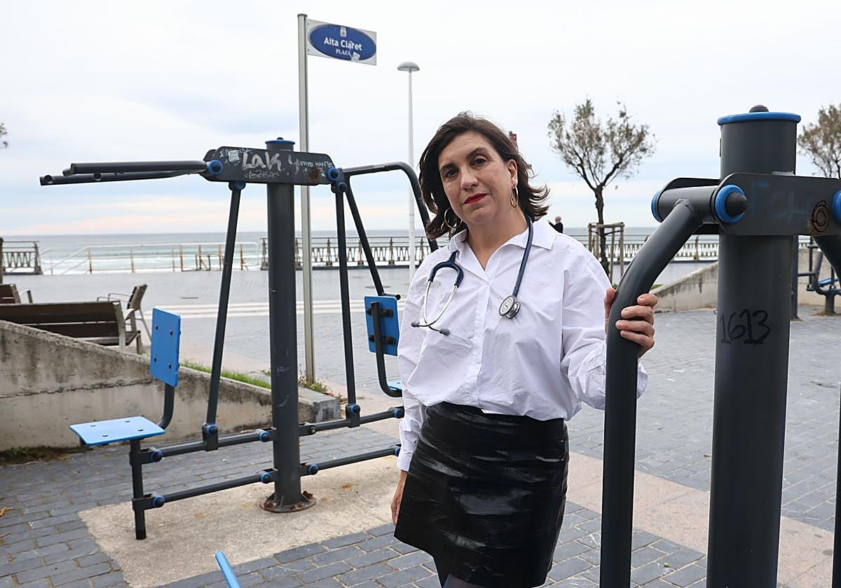 Kontxi Vecino posando en frente de la Zurriola.