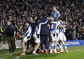 Los jugadores celebran el 3-2 definitivo ayer en Anoeta