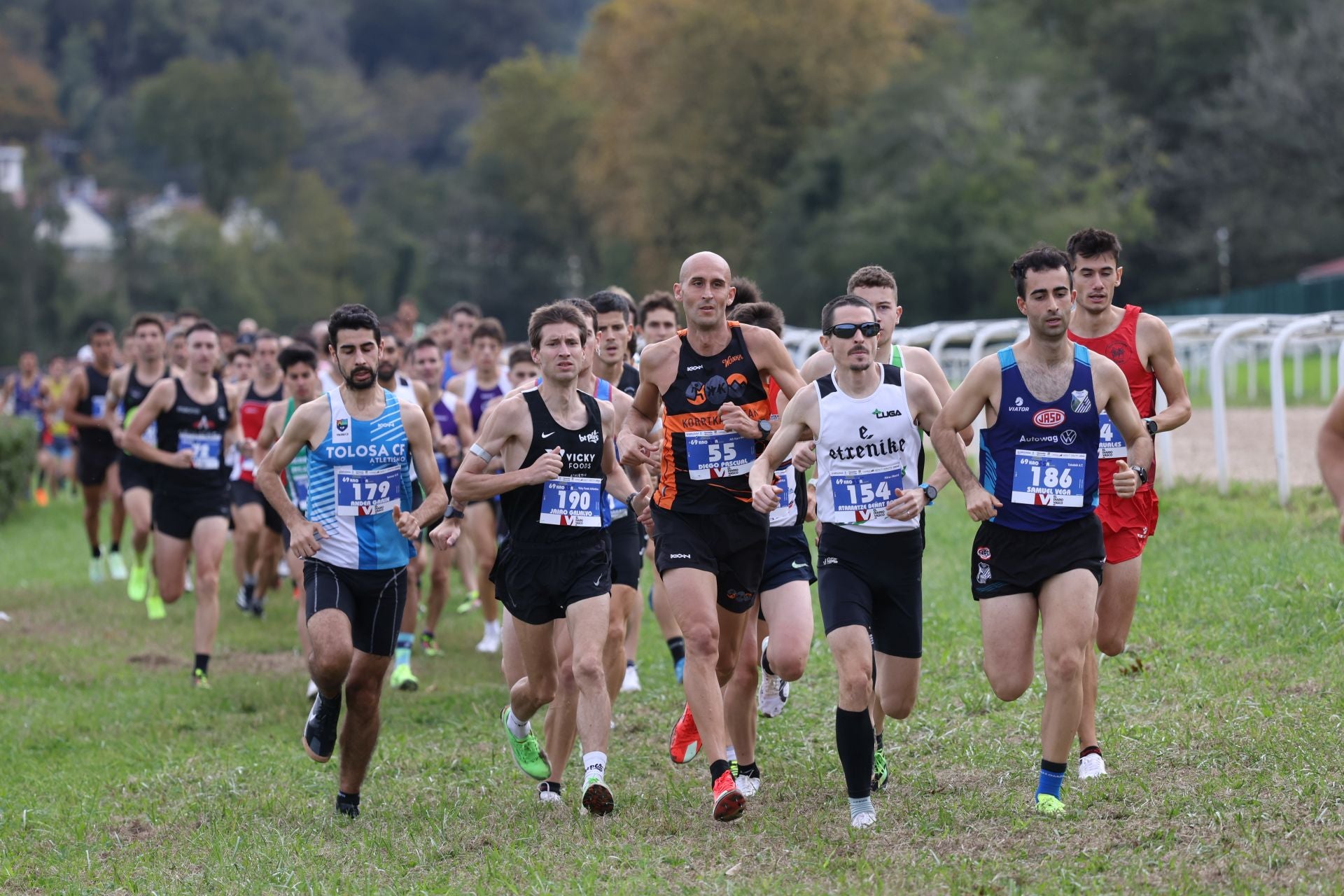 Los atletas kenianos dominan la prueba