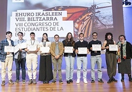Biltzarreko saridunak Asier Blas EHUko Ikasleen Gaietarako eta Gizarte Konpromisorako errektoreordearekin batera, sari banaketan.