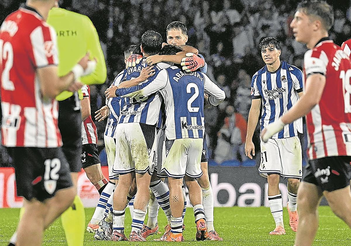 Los jugadores de la Real celebran la victoria ante el Athletic