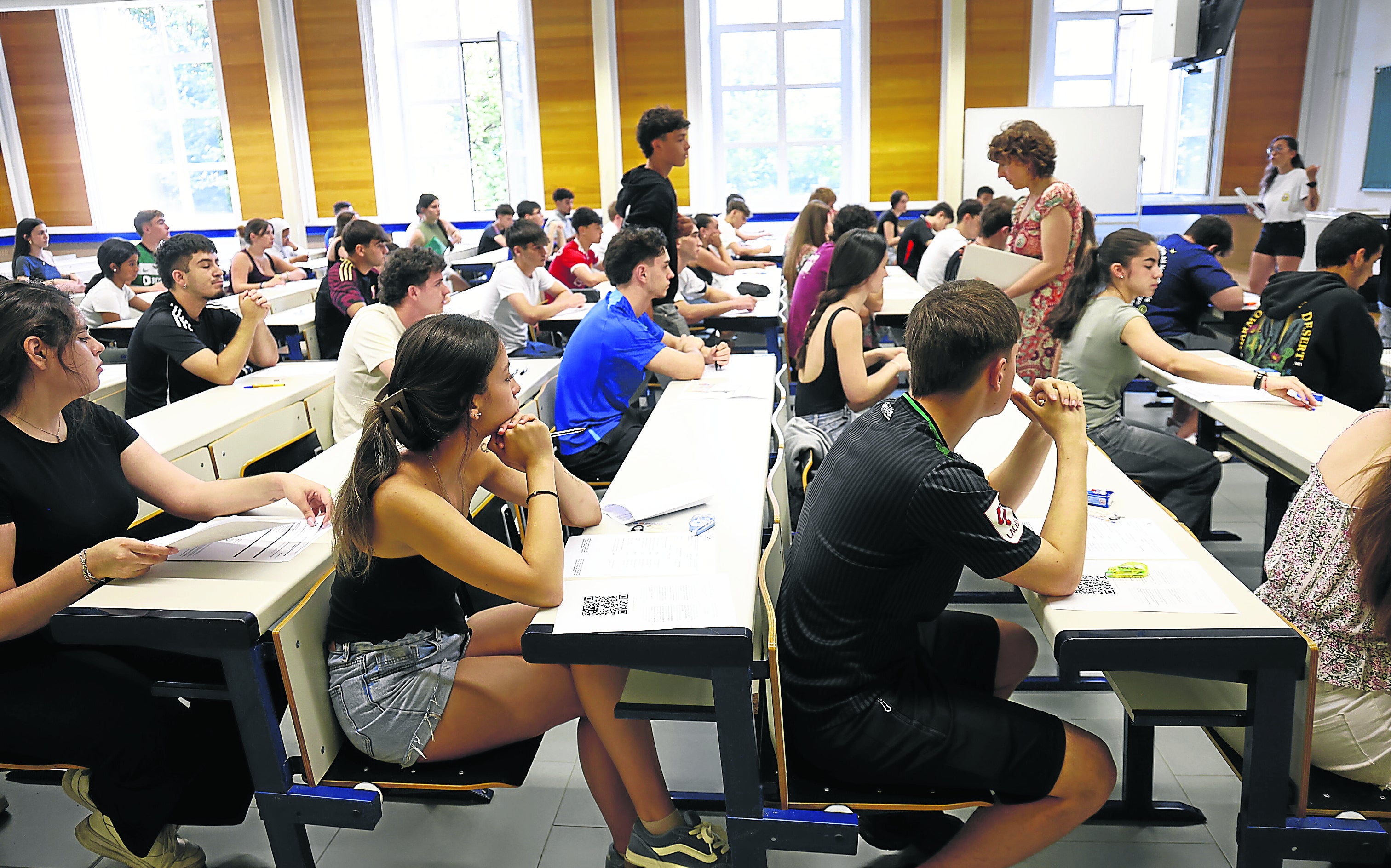 Estudiantes afrontan la prueba de acceso a la universidad.