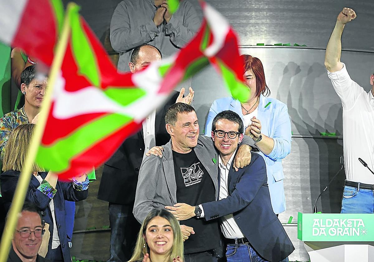 Otegi y Otxandiano, en la noche electoral de las últimas autonómicas