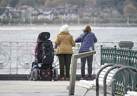 tres ciudadanos mirando al mar