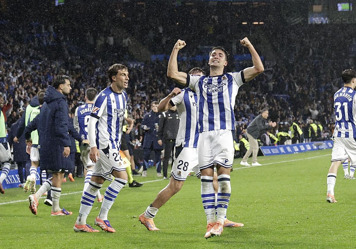 Gorrotxa celebrando su primer gol con la camiseta de la Real, un tanto que le dio los tres puntos en el derbi al equipo txuri-urdin.