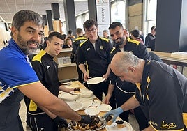 El club de balonmano Urola ha preparado 70 kilos de buzkantza, de la que ha servido cerca de 800 pintxos