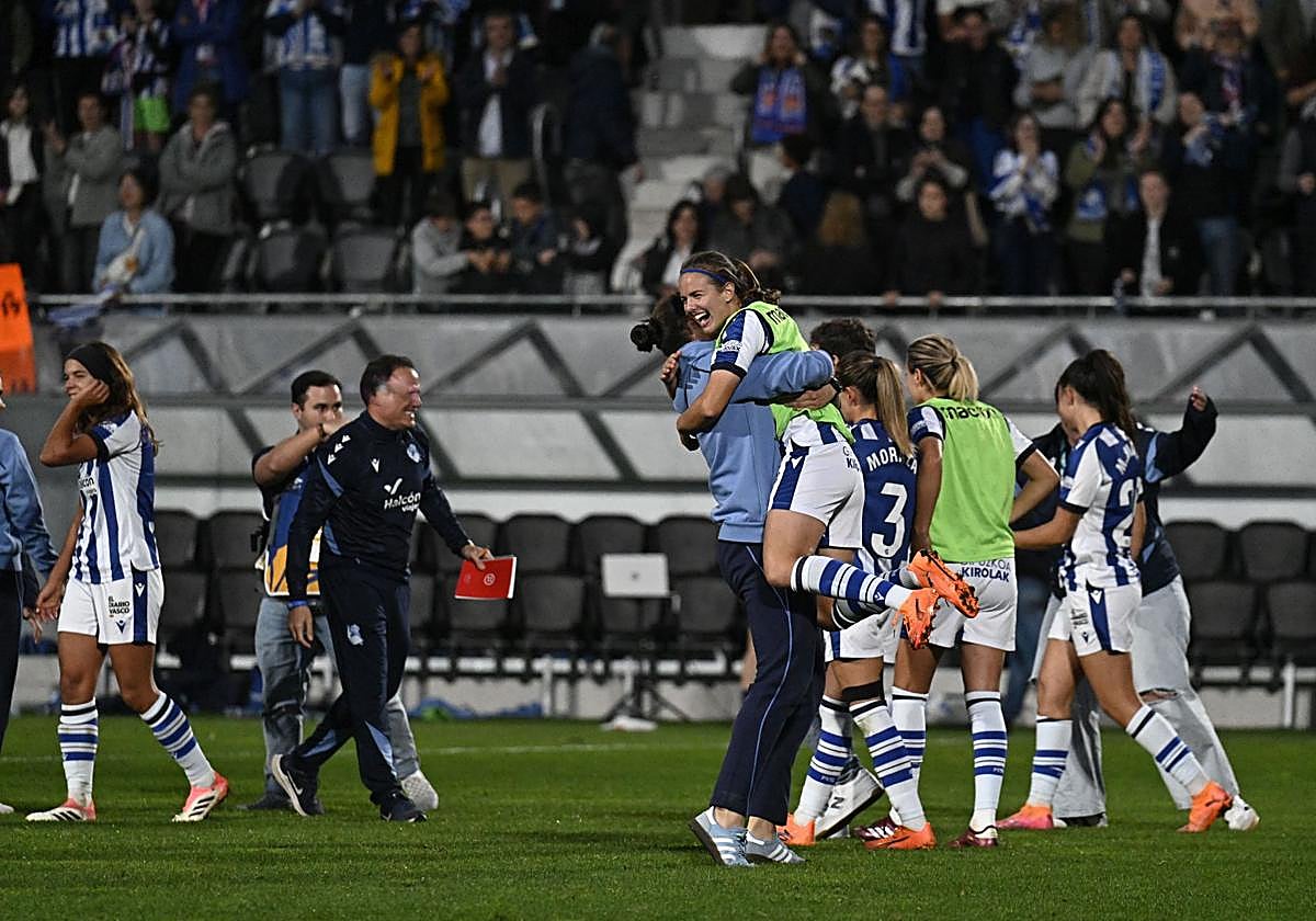 Las jugadoras de la Realc elebran el triunfo.