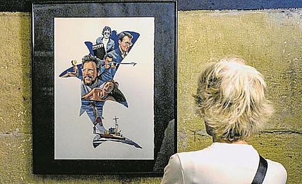 La silueta de un escualo deja claro que se trata de un collage sobre 'Tiburón', película que ha cumplido 50 años.