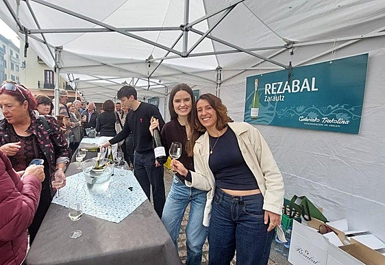 Zarauztarraz probando chacolí