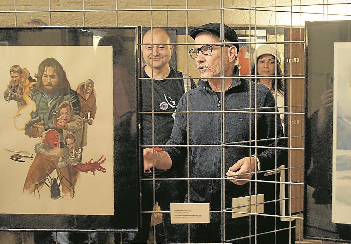 Vicente, junto a las ilustraciones de 'La Cosa', en la visita guiada a su exposición que realizó ayer.
