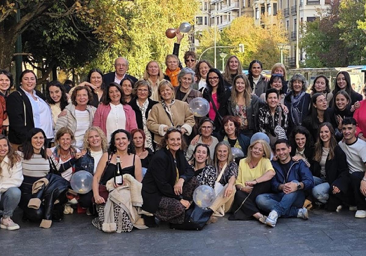 Profesionales del Hospital Universitario de Donostia que participaron en la fiesta de despedida por jubilación de la enfermera María José Díez.