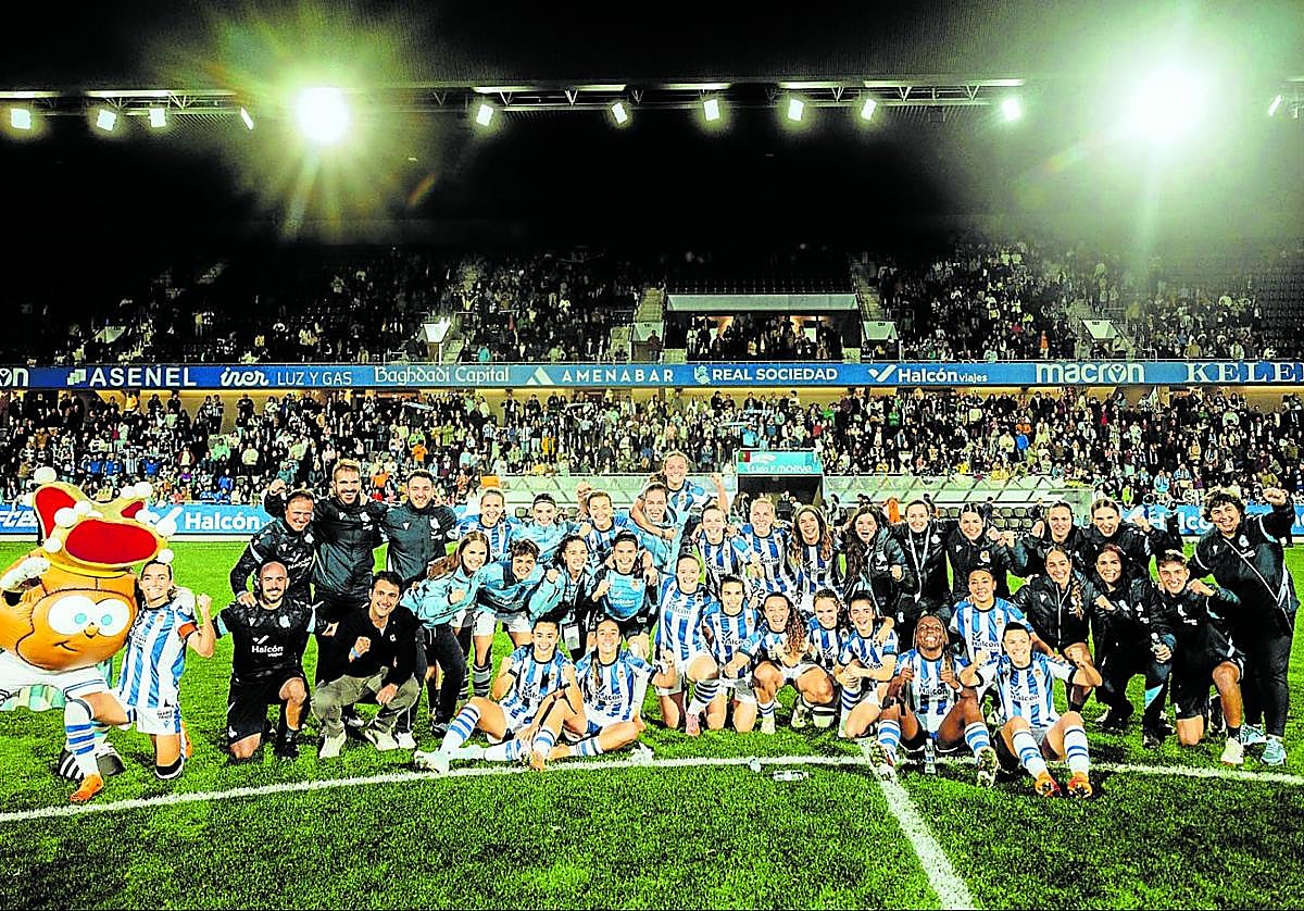 La plantilla posa sobre el césped del Estadio Zubieta después de ganar al Barcelona.