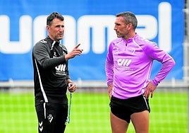 San José charla con el capitán Arbilla en un entrenamiento en Areitio.
