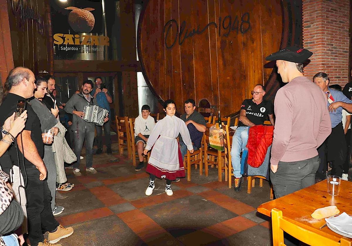Iker Vicente, en el arreusku que le bailaron en la celebración en Saizar.