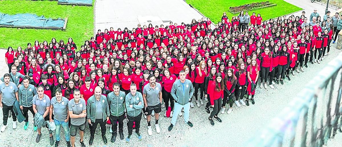 Jugadoras y staff técnico del Goierri Gorri durante la presentación de las plantillas para la temporada 2025/26.