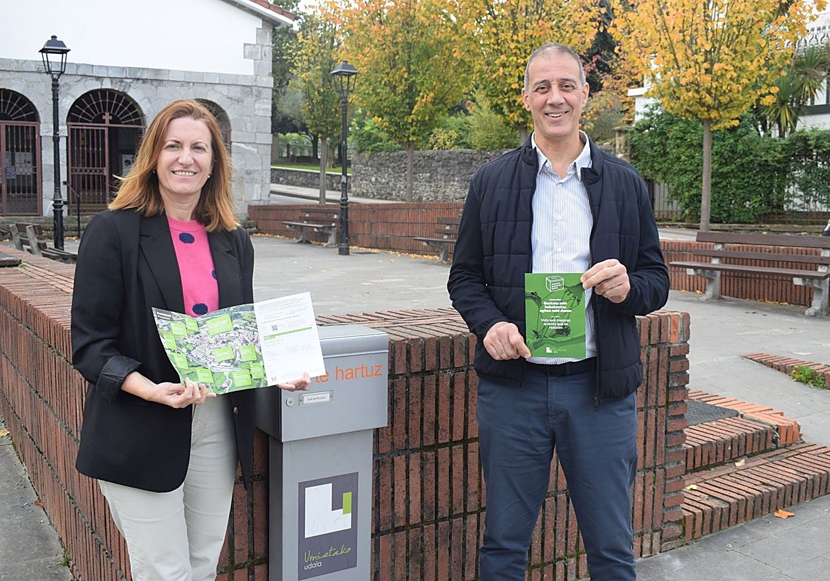 La edil Agurtzane Mercader y el alcalde Jorge Segurado presentando la fase de votación junto a un buzón situado en la plaza.