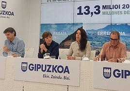 Alcaldes y alcaldesa de Lezo, Errenteria y Pasaia junto a la diptuda Azahara Domínguez, durante la comparecencia de este lunes.