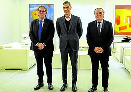 Sánchez, flanqueado por Ibon Aperribay y Jokin Aperribay en el encuentro que tuvo lugar ayer en La Moncloa.