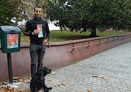 El concejal de Participación, Aitor Lukas, mostrando el decálogo junto a un contenedor para los excrementos.