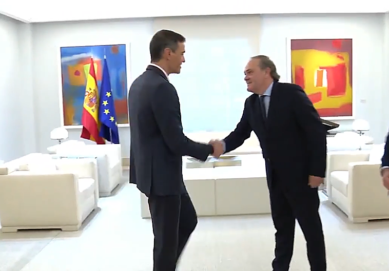 Pedro Sánchez y Jokin Aperribay se saludan este lunes en La Moncloa.