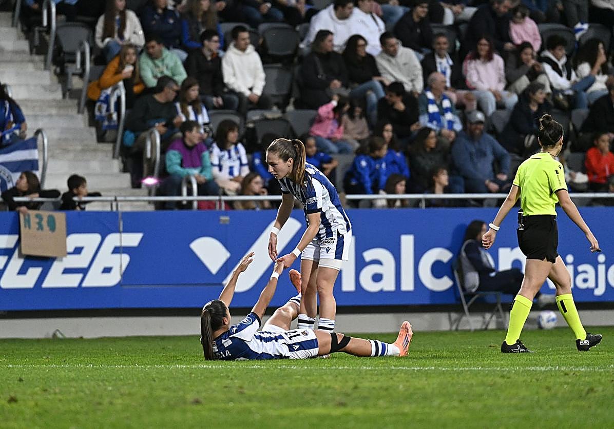 Arola ayuda a Lucía a levantarse, el domingo en Zubieta ante el Barcelona.