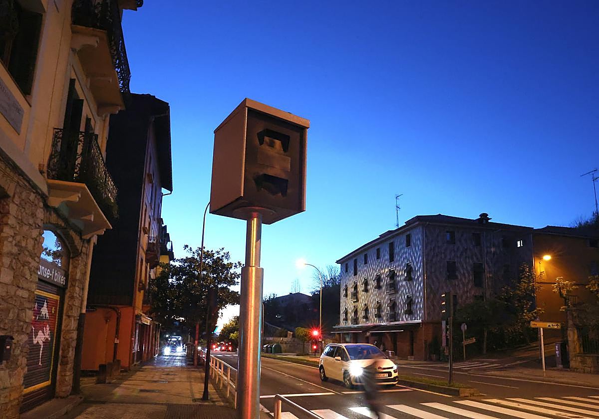 El radar del Alto de Miracruz, cubierto de pintura este lunes.