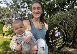 Mireia Guarner, con su hijo en brazos y la txapela que ganó en la Behobia del año pasado.
