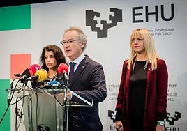El rector, Joxerramon Bengoetxea, en la comparecencia en la que denunció la «infrafinanciación» de la universidad.