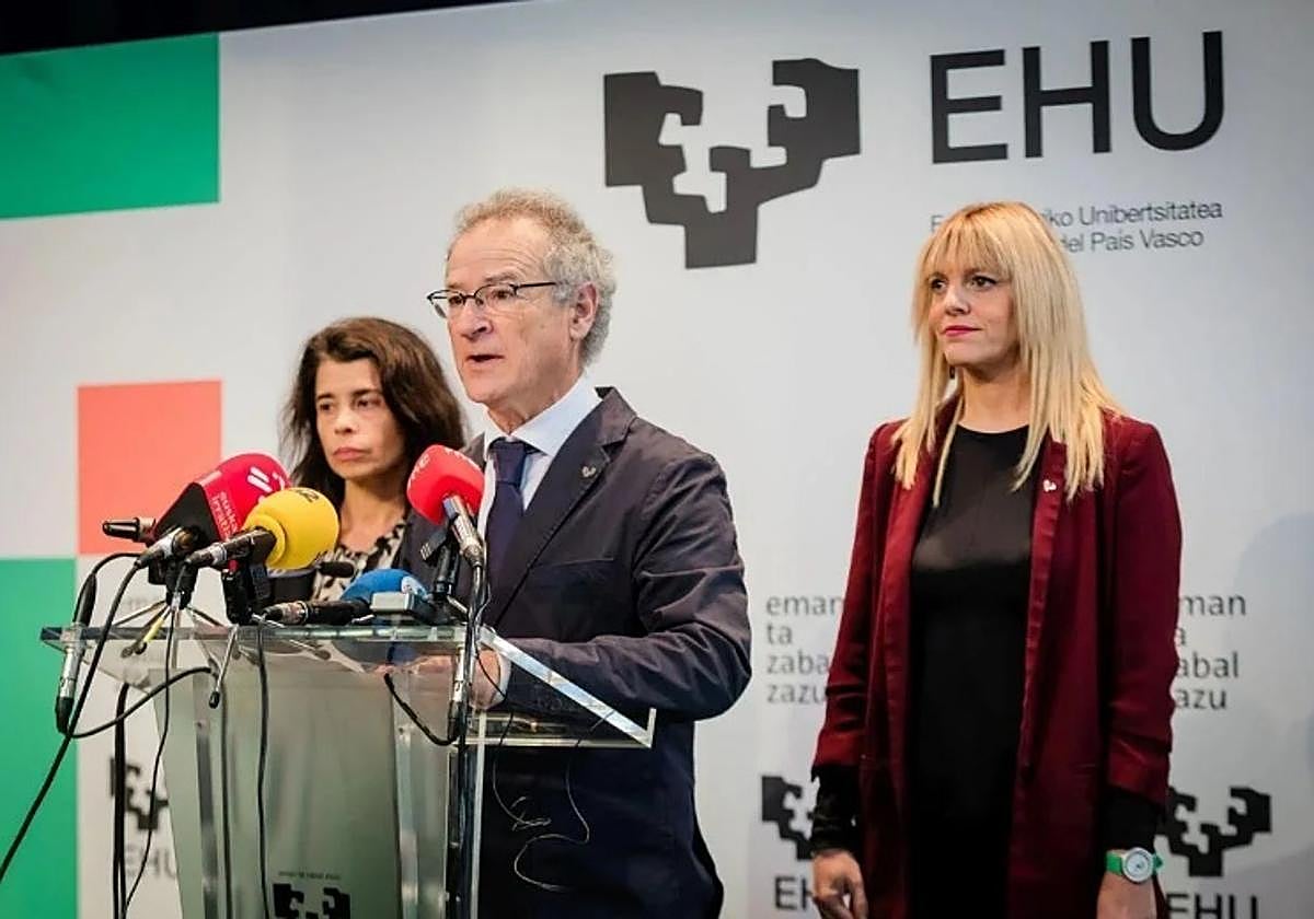 El rector, Joxerramon Bengoetxea, en la comparecencia en la que denunció la «infrafinanciación» de la universidad.