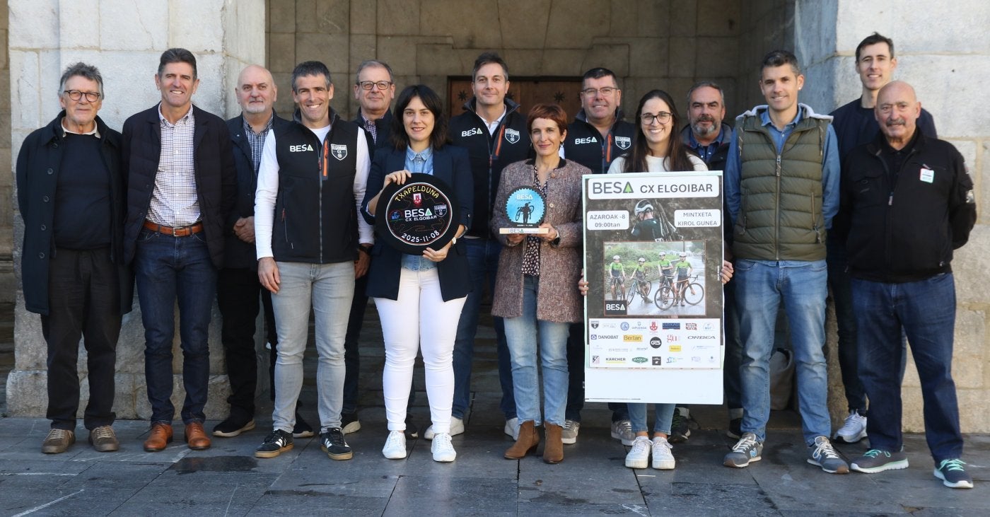Representantes de las entidades organizadoras y patrocinadoras de la prueba de ciclocross posan tras la presentación en el consistorio, ayer.
