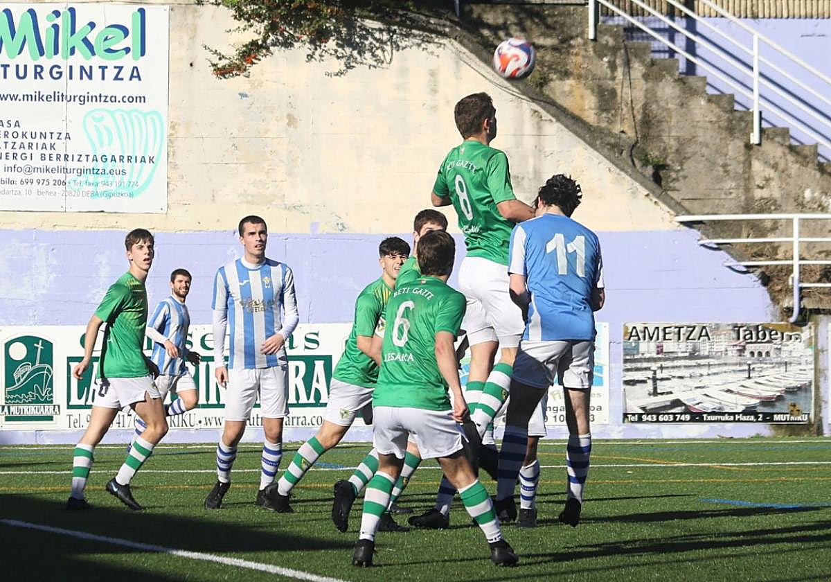 Un lance del partido que el Mutriku y el Beti Gazte de Lesaka disputaron la pasada campaña en San Miguel.