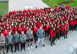 Jugadoras y staff técnico del Goierri Gorri durante la presentación de las plantillas para la temporada 2025/26.