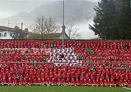Medio millar de personas entre futbolistas y planteles técnicos dan cuerpo a la sección de fútbol del Aloña que visibilizó su músculo deportivo y social el domingo en Azkoagain.