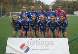 El principal equipo femenino del OKE en el campo de Karla Lekuona antes del encuentro ante el Bilbao Artizarrak.