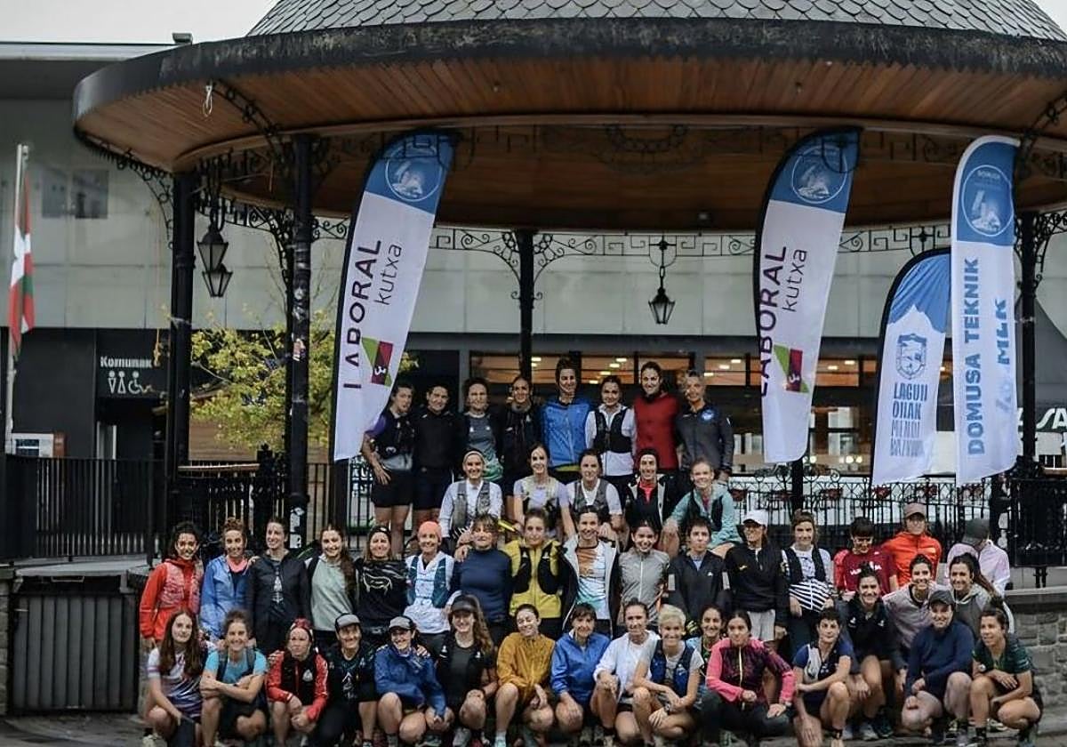 Lehen entrenamendu saioan parte hartutako emakume taldea.