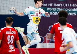 Barreto lanzando a portería en el Mundial Sub-17 en Marruecos.