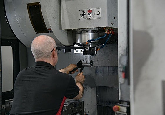 Un operario de una empresa industrial guipuzcoana.